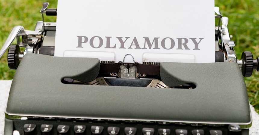 découvrez le polyamour, une forme de relations amoureuses où l'amour et l'engagement peuvent s'étendre à plusieurs partenaires. explorez les principes de la communication, de la confiance et de la liberté qui fondent cette pratique relationnelle unique.