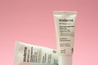 découvrez les bienfaits du rétinol pour votre peau : amélioration de la texture, diminution des rides et un teint radieux. apprenez comment l'intégrer efficacement dans votre routine de soins et profitez d'un visage plus jeune et éclatant.