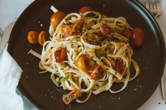 découvrez les bienfaits de la diète méditerranéenne, riche en saveurs et en ingrédients sains. apprenez à savourer des plats équilibrés à base de fruits, légumes, poissons et huiles d'olive pour améliorer votre santé et votre bien-être tout en vous régalant.