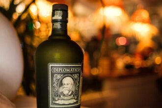 découvrez diplomatico, un rhum vénézuélien d'exception, réputé pour sa douceur et ses arômes complexes. parfait pour savourer pur ou en cocktail, il incarne l'art de la distillerie artisanale avec des notes de fruits, de vanille et de caramel. laissez-vous séduire par cette expérience gustative unique.