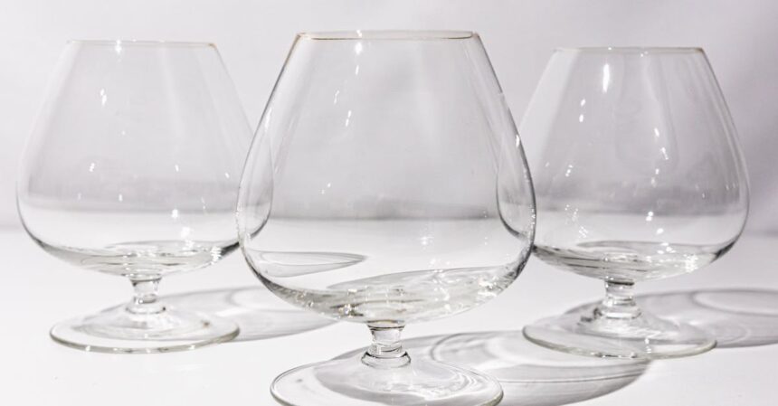 découvrez le rhum blanc, une eau-de-vie prisée pour sa douceur et sa polyvalence. parfait pour des cocktails rafraîchissants ou à déguster seul, le rhum blanc est essentiel dans de nombreuses recettes exotiques. explorez ses origines, ses saveurs et les meilleures manières de l'apprécier.