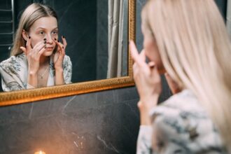 découvrez les bienfaits de l'exfoliation pour votre peau. apprenez des techniques efficaces pour éliminer les cellules mortes, améliorer le teint et révéler une peau éclatante de santé. offrez à votre épiderme le soin dont il a besoin !