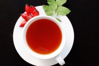 découvrez l'irrésistible fraîcheur du thé à la menthe, une boisson traditionnelle apaisante et parfumée qui réveille les sens. parfaite chaude ou glacée, elle est l'accompagnateur idéal de vos moments de détente.