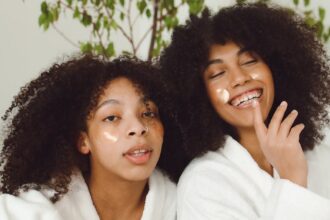 découvrez l'éclat naturel de votre peau avec skin radiance. notre formule innovante hydrate, revitalise et illumine votre teint pour une beauté rayonnante au quotidien.