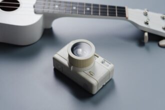 découvrez le monde fascinant des tenseurs, essentiels en mathématiques et en physique, qui permettent de décrire des concepts complexes comme la relativité ou la mécanique des fluides. plongez dans leurs applications variées et comprenez comment ils transforment notre vision de l'espace et du temps.