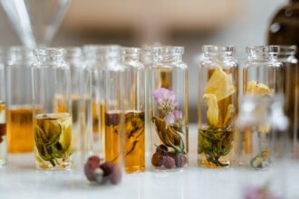 découvrez la photothérapie, une technique innovante utilisant la lumière pour traiter diverses affections cutanées et améliorer le bien-être. apprenez comment cette méthode naturelle peut transformer votre peau et votre santé.