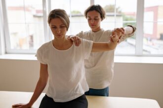 découvrez les bienfaits de la réhabilitation physique : un processus essentiel pour retrouver mobilité et qualité de vie après une blessure ou une intervention chirurgicale. notre approche personnalisée vous accompagne à chaque étape de votre rétablissement.