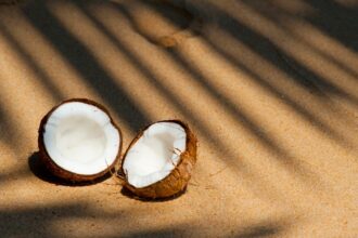 découvrez les bienfaits de l'huile de coco, un produit naturel aux multiples usages. que ce soit pour la cuisine, les soins de la peau ou des cheveux, l'huile de coco est un véritable allié santé et beauté. plongez dans le monde de ses propriétés nutritives et apprenez comment l'intégrer facilement dans votre quotidien.