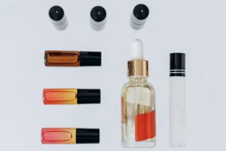découvrez les bienfaits de l'huile essentielle de cajeput, un élixir naturel aux propriétés apaisantes et purifiantes. parfaite pour renforcer vos defenses immunitaires, soulager les douleurs et favoriser la respiration, cette huile essentielle est un incontournable pour votre bien-être au quotidien.