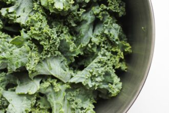découvrez les bienfaits des fibres alimentaires pour votre santé : amélioration de la digestion, contrôle du poids, réduction du risque de maladies chroniques et bien plus encore. apprenez comment intégrer ces nutriments essentiels dans votre alimentation quotidienne pour optimiser votre bien-être.