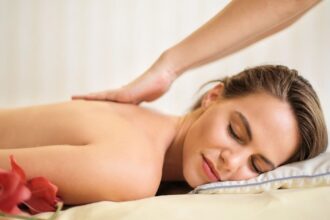 découvrez les bienfaits des massages thérapeutiques pour apaiser le corps et l'esprit. nos séances personnalisées vous aideront à réduire le stress, soulager les douleurs musculaires et améliorer votre bien-être général. offrez-vous un moment de détente et de régénération grâce à nos techniques éprouvées.