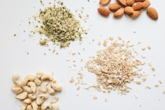 découvrez les nombreux bienfaits des noix et des graines pour votre santé. riche en nutriments, en acides gras essentiels et en antioxydants, intégrez ces super-aliments dans votre alimentation pour améliorer votre bien-être général et profiter d'un meilleur équilibre nutritionnel.