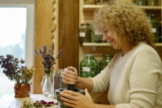 découvrez les bienfaits des tisanes avec notre sélection de thés aux herbes naturels. profitez d'une expérience apaisante et revitalisante en explorant des recettes savoureuses qui allient santé et plaisir.