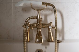 découvrez les bienfaits d'un bain chaud pour votre santé et votre bien-être. apprenez comment un bain relaxant peut soulager le stress, améliorer la circulation sanguine et favoriser un sommeil réparateur.