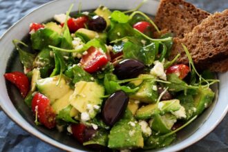 découvrez les nombreux bienfaits du régime méditerranéen, une approche alimentaire saine et équilibrée qui favorise la santé cardiaque, la perte de poids et le bien-être général grâce à des aliments riches en nutriments.