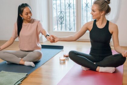 découvrez les nombreux bienfaits du yoga pour le corps et l'esprit. améliorez votre flexibilité, réduisez le stress et trouvez l'équilibre intérieur grâce à cette pratique millénaire. explorez les avantages du yoga pour votre bien-être quotidien.