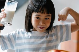 découvrez l'importance du calcium pour la santé osseuse, les sources alimentaires riches en ce minéral essentiel et les recommandations pour un apport optimal. informez-vous sur les bienfaits du calcium pour votre corps et comment l'intégrer facilement dans votre alimentation.