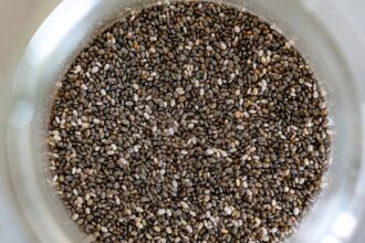 découvrez les bienfaits des graines de chia, super-aliment riche en oméga-3, fibres et protéines. parfaites pour vos smoothies, salades ou desserts, ces petites graines vous aideront à améliorer votre santé et à adopter une alimentation équilibrée. apprenez comment les intégrer facilement dans votre quotidien.