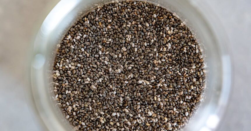 découvrez les bienfaits des graines de chia, super-aliment riche en oméga-3, fibres et protéines. parfaites pour vos smoothies, salades ou desserts, ces petites graines vous aideront à améliorer votre santé et à adopter une alimentation équilibrée. apprenez comment les intégrer facilement dans votre quotidien.