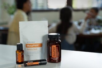 découvrez les incroyables bienfaits des huiles essentielles pour votre bien-être au quotidien. apprenez comment ces extraits naturels peuvent améliorer votre santé, apaiser votre esprit et revitaliser votre corps.