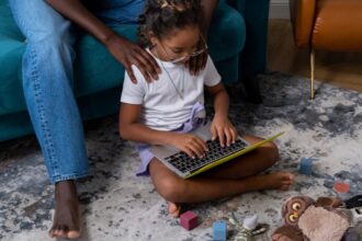 découvrez les principes du parenting positif pour élever des enfants épanouis et confiants. apprenez des techniques bienveillantes qui favorisent la communication et le respect mutuel au sein de la famille.