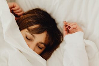 découvrez des conseils essentiels sur l'hygiène du sommeil pour améliorer la qualité de votre repos. apprenez à créer un environnement propice au sommeil, adopter des routines relaxantes et optimiser votre bien-être nocturne.