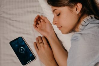 découvrez l'importance de l'hygiène du sommeil pour améliorer la qualité de votre repos. apprenez des conseils pratiques pour instaurer une routine saine, favoriser l'endormissement et optimiser votre bien-être général.