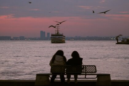 découvrez les clés d'une relation à distance réussie : astuces pour maintenir la connexion, gérer les défis et renforcer vos liens affectifs malgré les kilomètres.