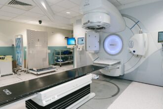 la radiothérapie est un traitement médical utilisant des radiations pour cibler et détruire les cellules cancéreuses. apprenez-en plus sur ses applications, bénéfices et effets secondaires potentiels.