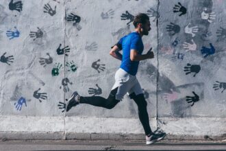 découvrez une variété d'exercices pour renforcer et tonifier vos jambes. que vous soyez débutant ou confirmé, nos conseils vous aideront à améliorer votre force, votre équilibre et votre endurance tout en travaillant les principaux muscles de vos membres inférieurs.