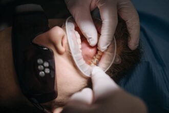découvrez comment prendre soin de vos gencives avec nos conseils d'experts. apprenez des techniques efficaces pour renforcer votre santé bucco-dentaire et prévenir les problèmes de gencives.