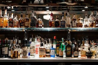 découvrez l'univers fascinant du rhum, une boisson emblématique aux saveurs riches et variées. plongez dans l'histoire de sa production, explorez les différentes régions réputées pour leur rhum, et apprenez les secrets de sa dégustation. que vous soyez amateur ou novice, laissez-vous séduire par cet esprit tropical.