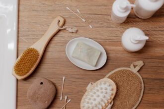 découvrez les bienfaits de l'exfoliation pour votre peau. apprenez comment éliminer les cellules mortes, stimuler le renouvellement cellulaire et obtenir un teint éclatant. explorez nos conseils pour choisir les meilleurs produits d'exfoliation adaptés à votre type de peau.