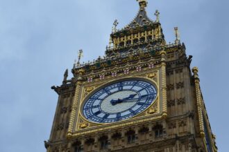 découvrez le fonctionnement fascinant de l'horloge biologique, un processus essentiel qui régule nos rythmes quotidiens, influençant notre sommeil, notre humeur et notre santé. apprenez comment optimiser votre rythme circadien pour une vie équilibrée.