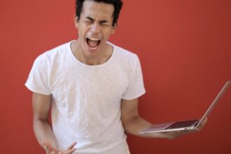 découvrez l'éducation émotionnelle, un processus essentiel pour développer la conscience de soi, gérer ses émotions et renforcer ses compétences relationnelles. apprenez comment cette approche favorise le bien-être émotionnel et social chez les enfants et les adultes.