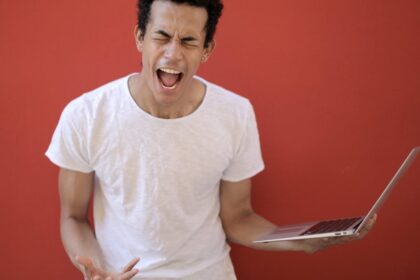 découvrez l'éducation émotionnelle, un processus essentiel pour développer la conscience de soi, gérer ses émotions et renforcer ses compétences relationnelles. apprenez comment cette approche favorise le bien-être émotionnel et social chez les enfants et les adultes.