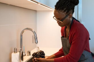 découvrez l'importance de l'hygiène alimentaire pour garantir la sécurité et la qualité de vos repas. apprenez des techniques essentielles pour prévenir les contaminations et assurer un environnement de cuisine sain.