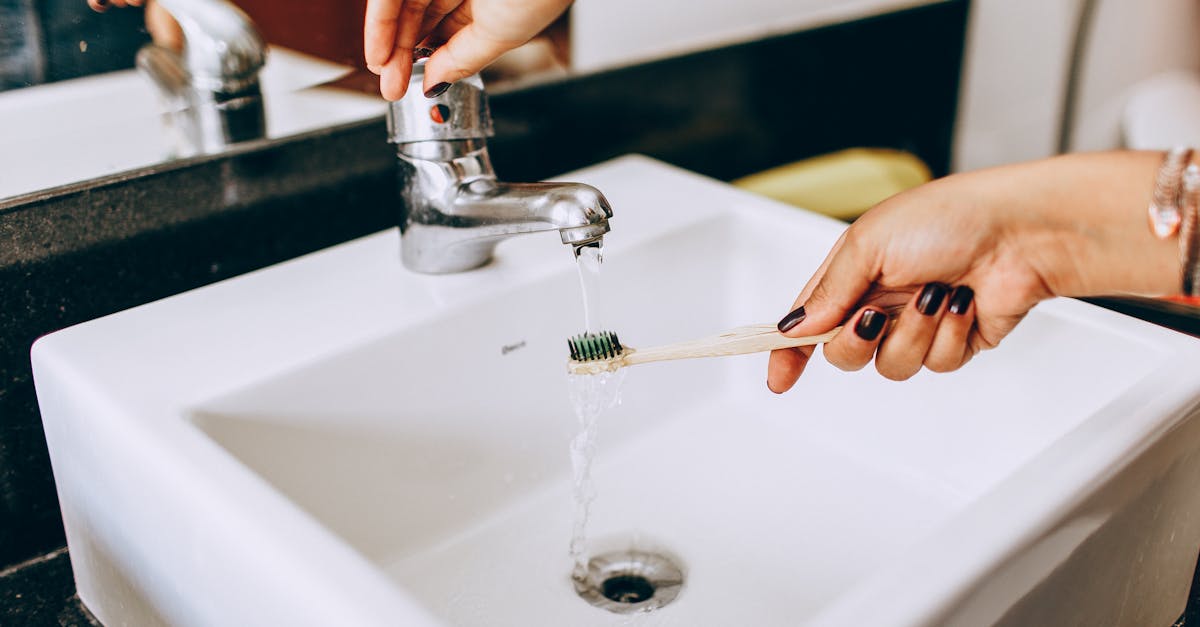 découvrez l'importance de l'hygiène bucco-dentaire pour votre santé. apprenez des conseils pratiques et des techniques efficaces pour maintenir des dents et des gencives saines, éviter les caries et garantir une haleine fraîche au quotidien.