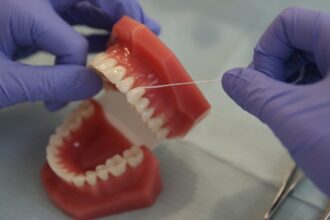 découvrez notre guide sur le fil dentaire, un indispensable pour une hygiène bucco-dentaire optimale. apprenez comment l'utiliser correctement pour prévenir les caries et les maladies des gencives. profitez de conseils d'experts pour choisir le meilleur fil dentaire adapté à vos besoins.