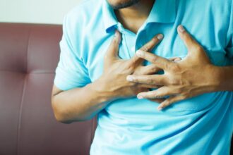 découvrez les symptômes, causes et traitements des crises cardiaques. protégez votre santé cardiovasculaire et apprenez à reconnaître les signes d'une attaque cardiaque pour agir rapidement.