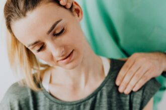 découvrez les causes, symptômes et traitements de l'inflammation articulaire. apprenez comment soulager la douleur et améliorer votre qualité de vie grâce à des conseils pratiques et des remèdes naturels.