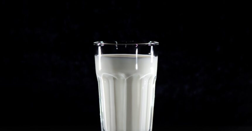 découvrez tout ce que vous devez savoir sur l'intolérance au lactose : causes, symptômes, diagnostic et conseils nutritionnels pour améliorer votre vie quotidienne.