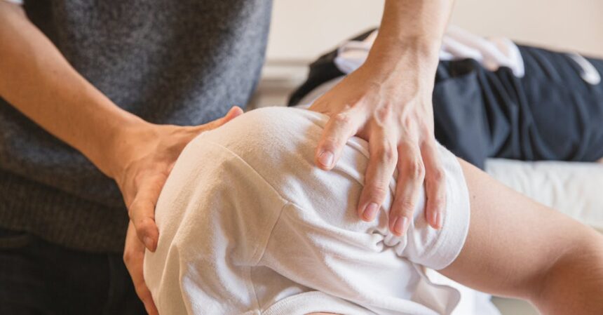 découvrez l'ostéopathie, une approche douce et naturelle pour soulager les douleurs et améliorer votre bien-être. apprenez comment cette méthode manuelle peut aider à rétablir l'équilibre de votre corps, favoriser la détente et soutenir votre santé globale.