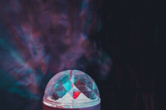 découvrez l'impact de la lumière bleue sur votre santé et votre bien-être au quotidien. apprenez comment protéger vos yeux et améliorer votre qualité de sommeil grâce à des conseils pratiques et des solutions efficaces.
