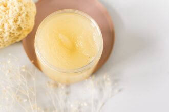 découvrez des conseils et des solutions efficaces pour traiter la peau sèche. apprenez à hydrater votre peau en profondeur et à choisir les bons produits pour retrouver une peau douce et éclatante.