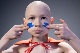 découvrez tout sur l'alopécie : les causes, les symptômes et les traitements pour mieux comprendre cette condition capillaire. informez-vous sur les solutions disponibles pour lutter contre la perte de cheveux et améliorer votre confiance en vous.