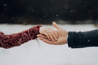 découvrez les causes et les solutions aux mains froides. apprenez à reconnaître les signes de mauvaise circulation et les remèdes naturels pour réchauffer vos mains et améliorer votre confort au quotidien.