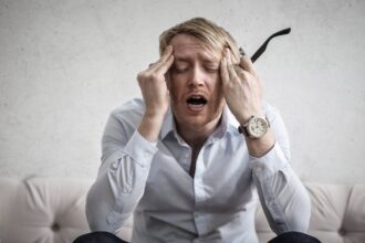 découvrez les causes et les solutions efficaces pour soulager la douleur auriculaire. que ce soit à cause d'une infection, d'un changement de pression ou d'autres facteurs, apprenez les remèdes et conseils pour atténuer votre inconfort et prévenir les récidives.