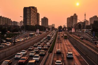 découvrez les causes, symptômes et traitements de la congestion auriculaire. apprenez comment soulager la pression dans vos oreilles et retrouver un confort auditif optimal.