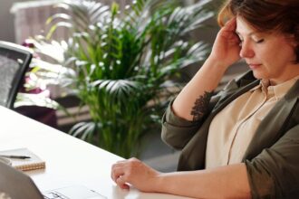 découvrez des informations complètes sur les maux de tête, y compris leurs causes, symptômes, traitements et conseils pour les prévenir. retrouvez des solutions naturelles et médicales pour soulager votre douleur.